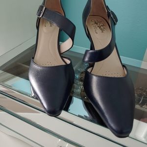 Navy pointed toe Life Stride pumps 7.5 . 2 and three quarter inch heel.